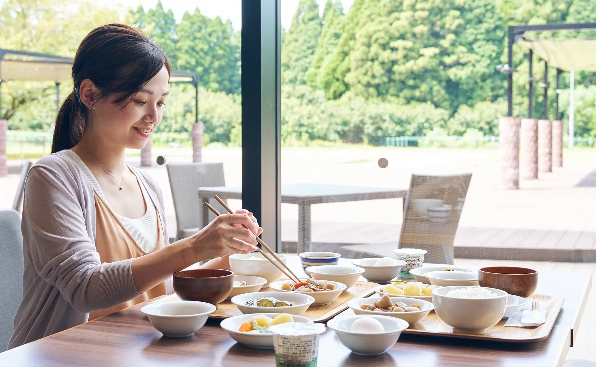開放的な空間での朝食