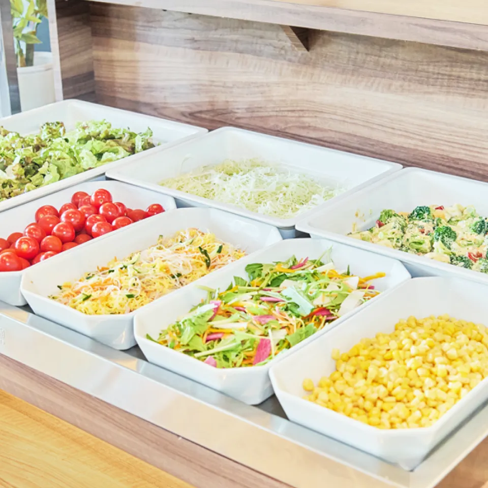 地元野菜を使ったフレッシュサラダ