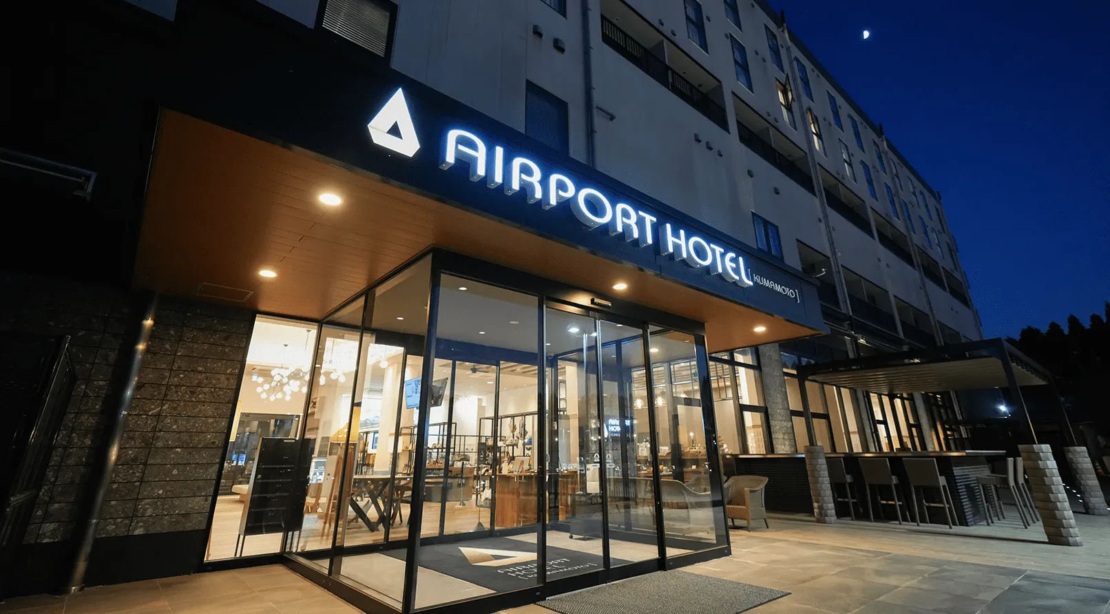 夜のホテル外観